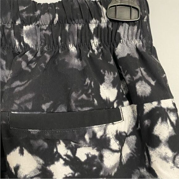 Lululemon Cuffed Shorts Women Size 4 - Picture 8 of 10